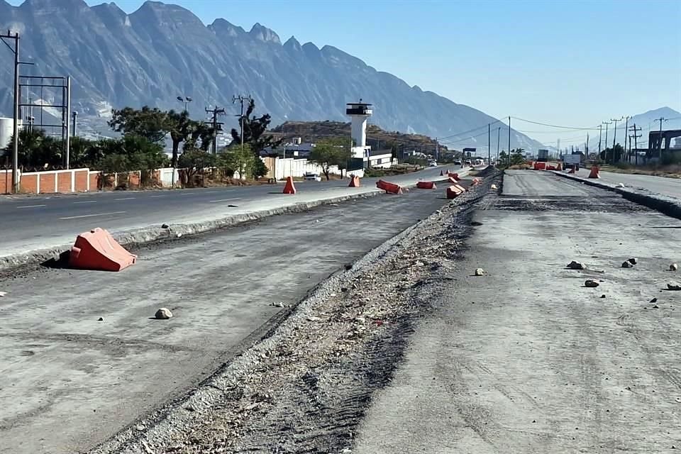 La ampliación de carriles en la Carretera a Saltillo sólo tiene una parte terminada, y la que está pendiente ayer lucía sin maquinaria ni labores.