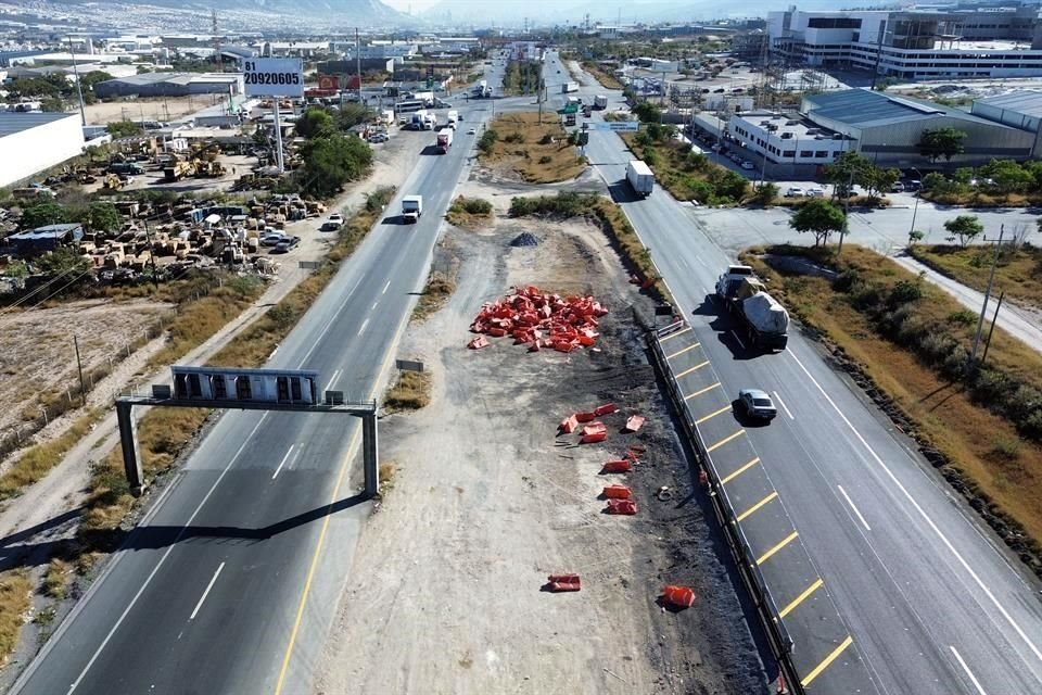 La obra del paso elevado fue proyectada para conectar al terreno que ocuparía la planta de Tesla con la Autopista a Saltillo por un total de 315.5 millones de pesos.