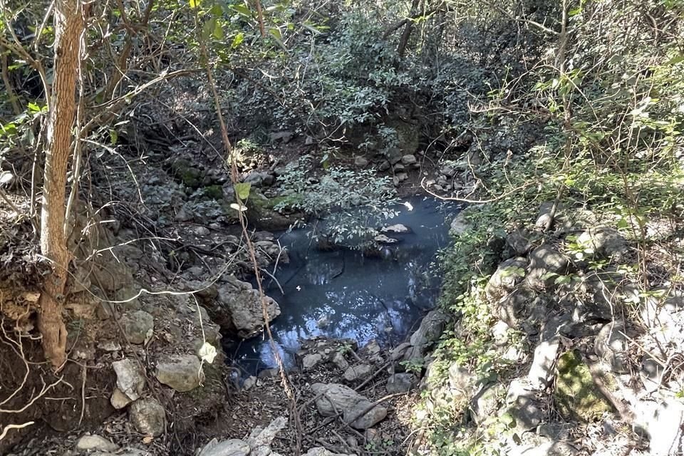El mal olor del agua llama la atención de quienes caminan por la zona, por lo que la contaminación es evidente en el entorno.