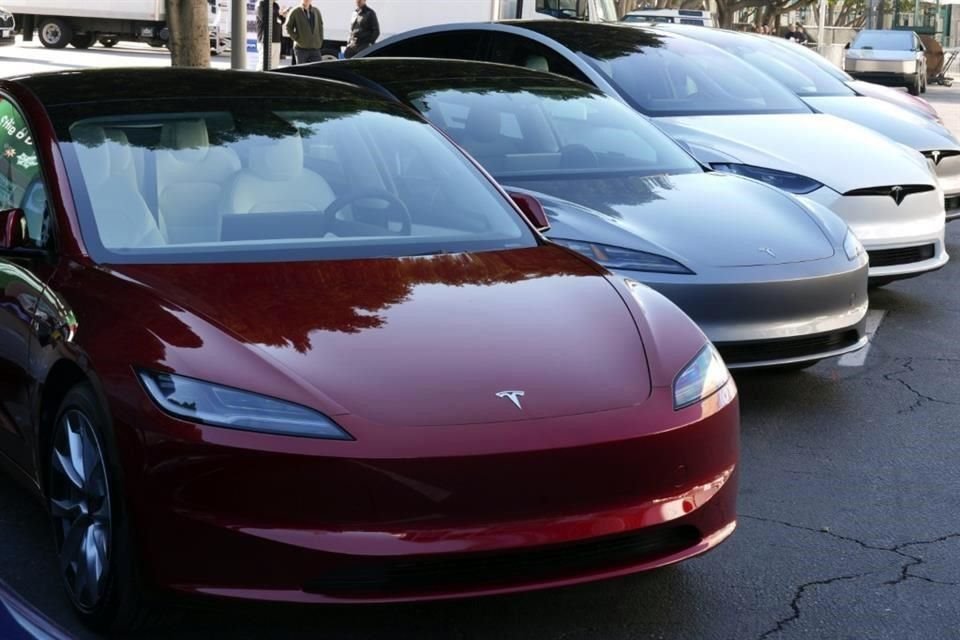 Los vehículos Tesla implicados en el accidente no detectaron los postes o vehículos estacionados cuando estaban utilizando la función Actually Smart Summon, dijo el regulador.