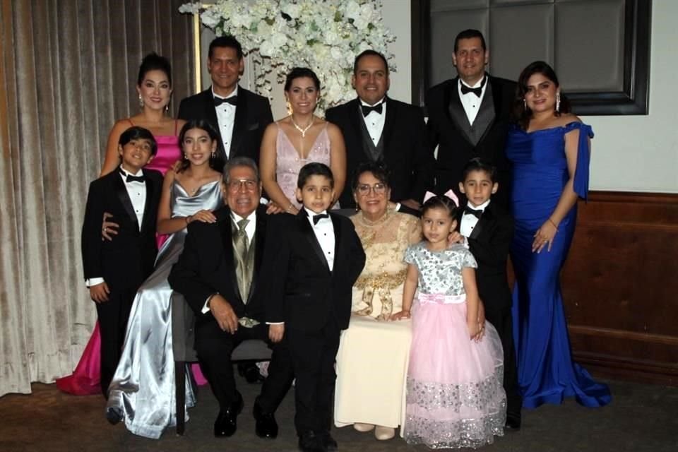 El matrimonio festejó sus 50 años de casados junto a sus hijos y nietos.