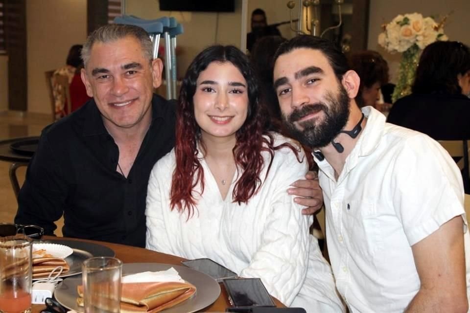 Arturo Garza, Alexa Garza y Mauricio Garza