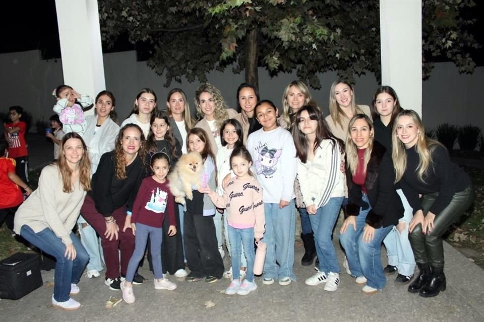 Un grupo de familias que se conoce del colegio, se reunió para partir la tradicional rosca de reyes, el 5 de enero.