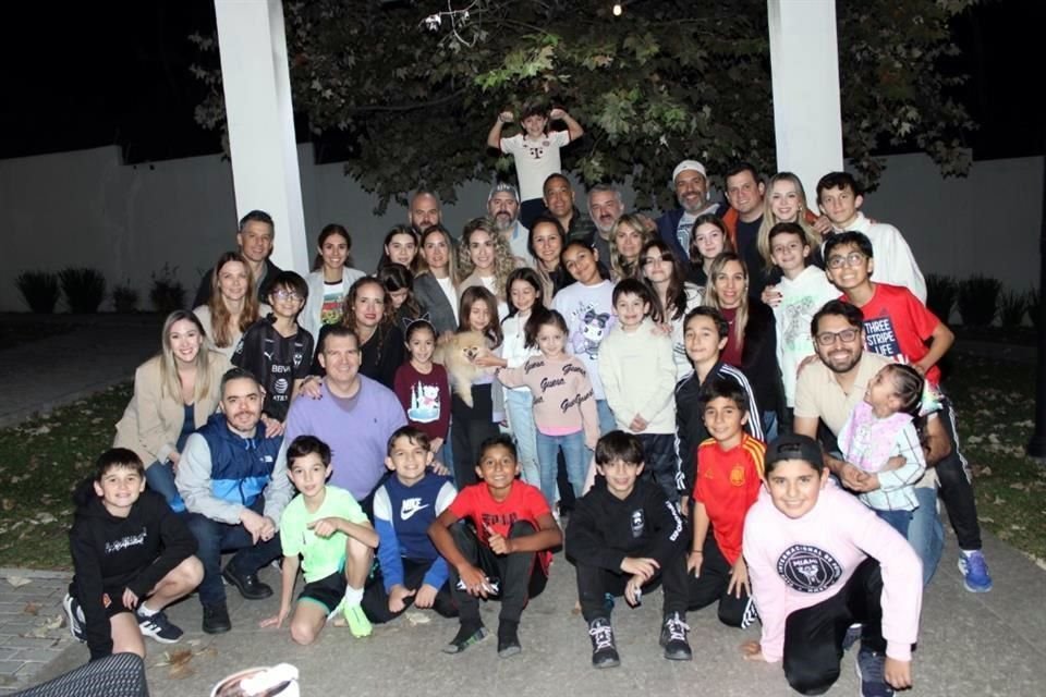 Un grupo de familias que se conoce del colegio, se reunió para partir la tradicional rosca de reyes, el 5 de enero.