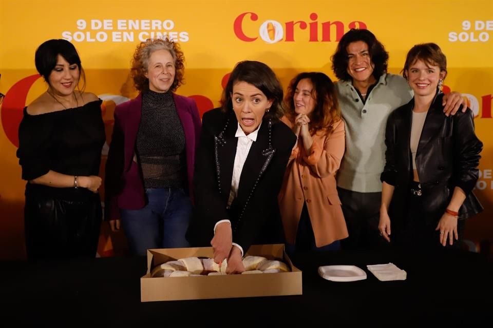 Las actrices Naian González Norvind y Laura de Itta fueron las afortunadas a quienes les tocó el Niño Dios.