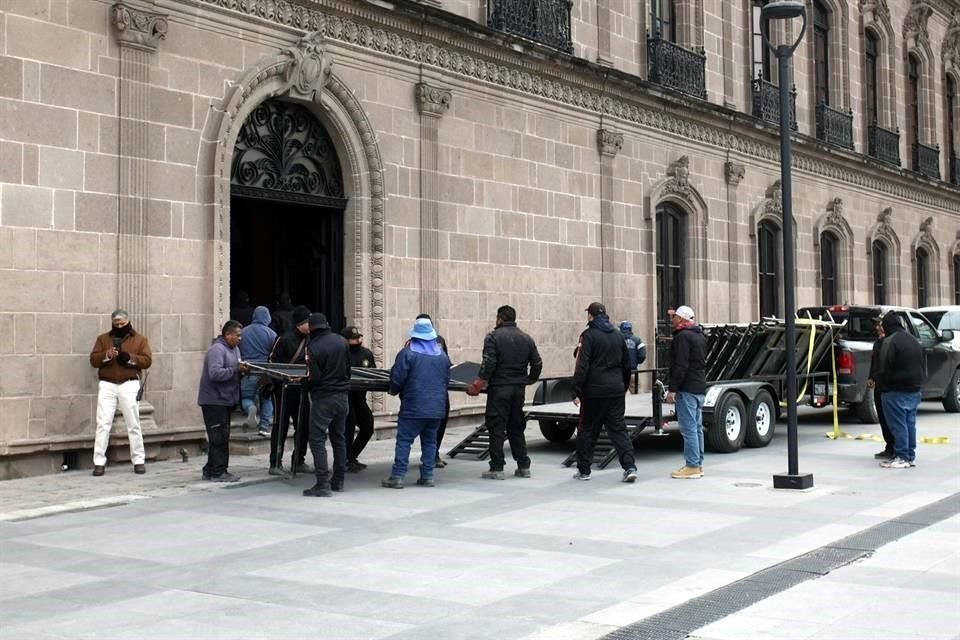 Al lugar también han empezado a llegar elementos antimotines de Fuerza Civil. 