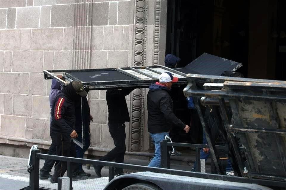 Al lugar también han empezado a llegar elementos antimotines de Fuerza Civil. 