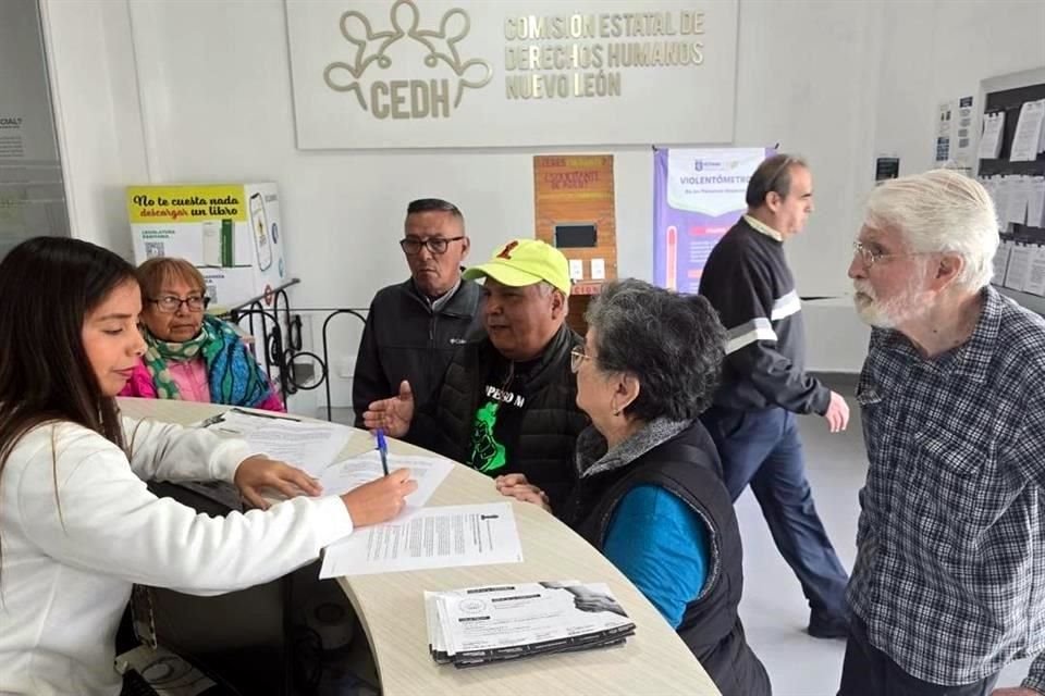 El grupo acudió a las instalaciones de la Comisión y fueron recibidos por personal de la dirección de quejas. 