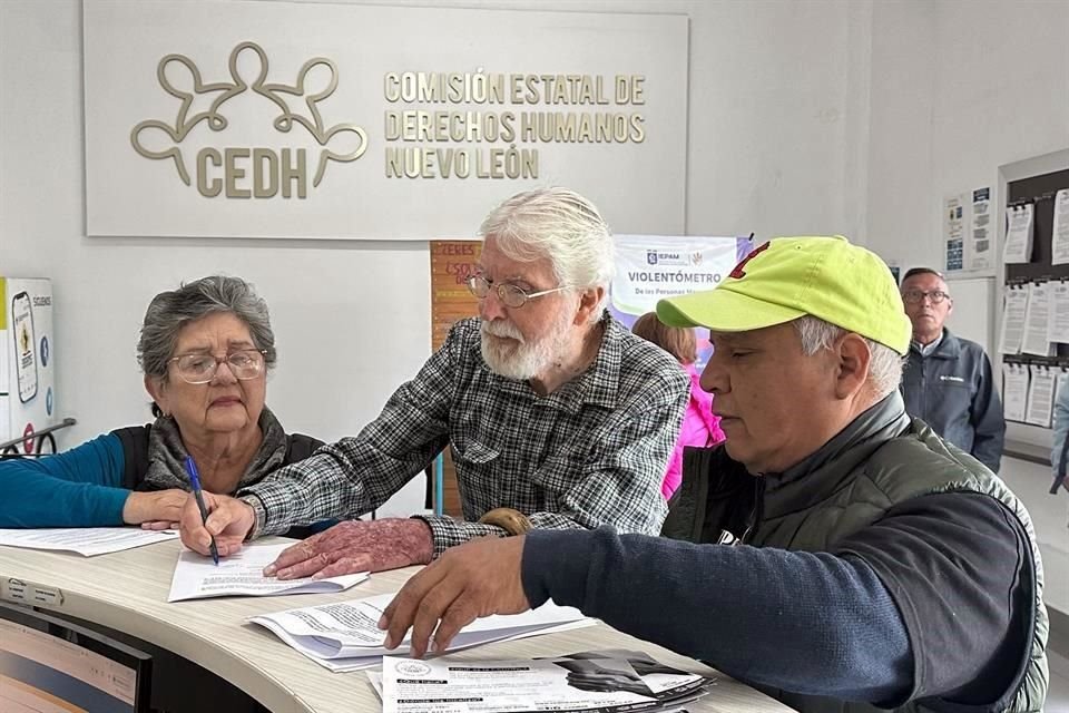 El grupo acudió a las instalaciones de la Comisión y fueron recibidos por personal de la dirección de quejas. 