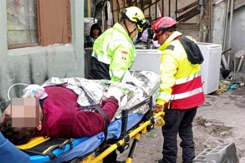 Un hombre es rescatado con síntomas de intoxicación en medio del incendio de su casa, en la Colonia Topo Chico, al norte de Monterrey.