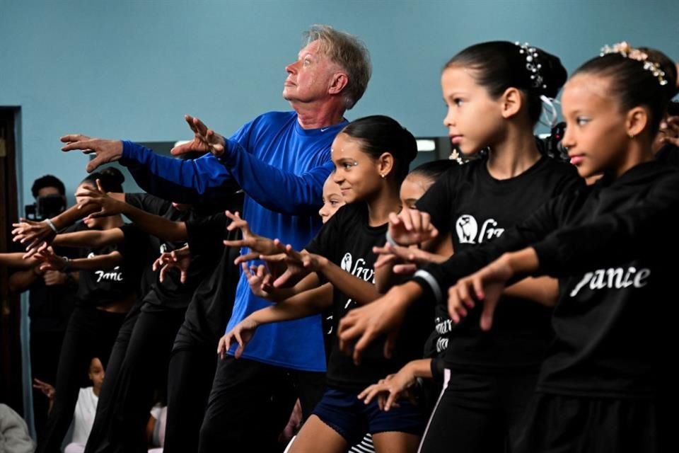 Paterson impartió luego una clase magistral a estudiantes de danza sobre 'Thriller', que el cantante, compositor, productor y bailarín lanzó en 1982.