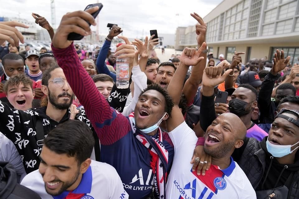 Los aficionados del PSG no ocultaron su alegría por la llegada del argentino.