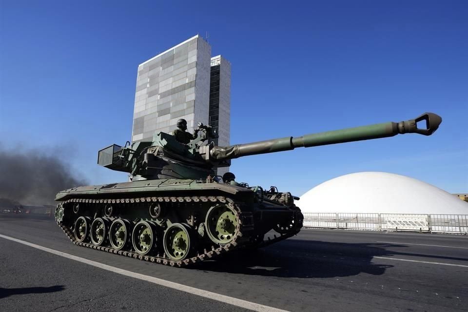 Un tanque militar desfila en Brasilia junto al congreso y el Palacio presidencial.