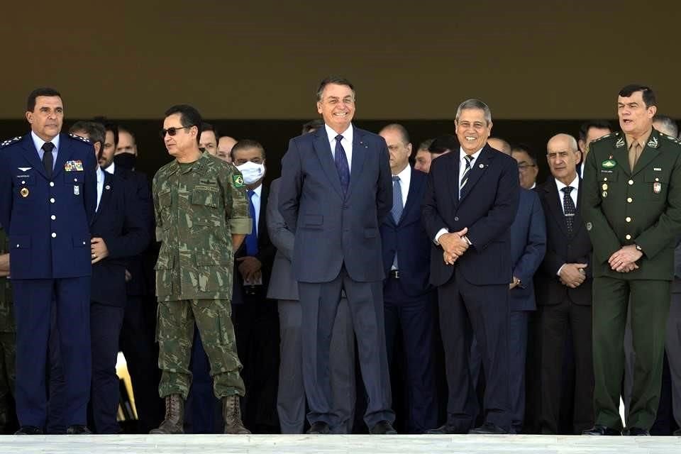 Jair Bolsonaro con su Ministro de Defensa Walter Braga Netto, el segundo a la derecho, mirando el desfile de este martes.