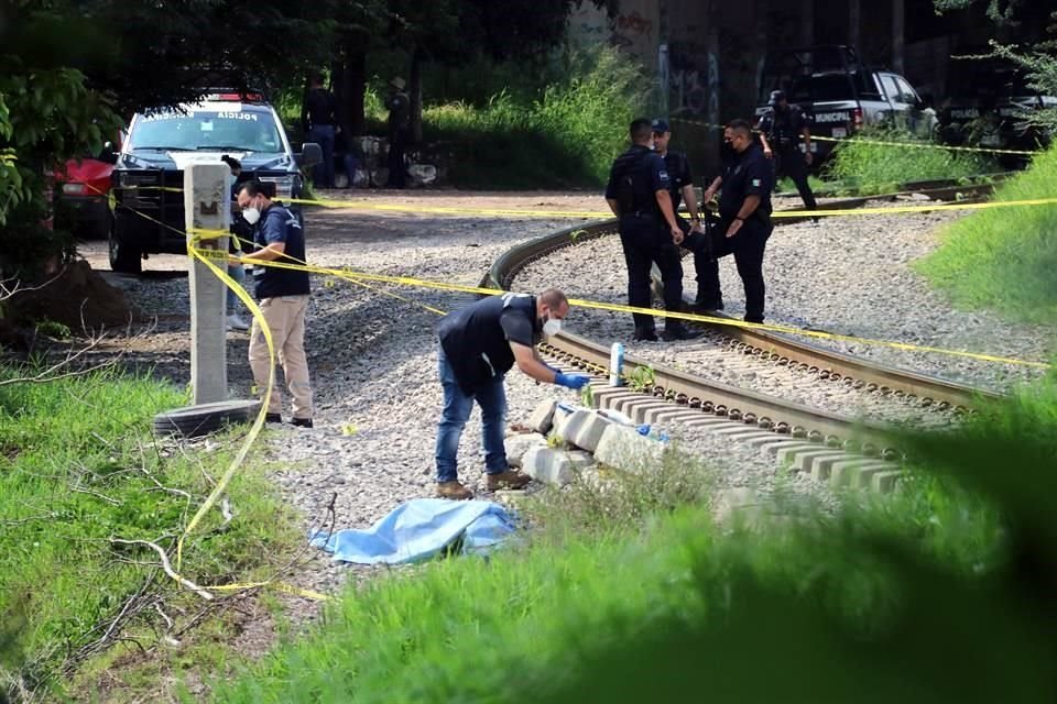 En El Tapatío, la víctima quedó junto a las vías del tren.