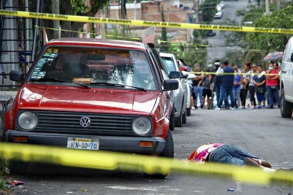 Un joven fue atacado a balazos sobre la Calle Ciudad Guzmán, entre Valle de Juárez y El Arenal, en la Colonia Jalisco, en Tonalá.