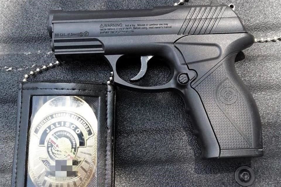 Además de la placa, al hombre le encontraron un arma de utilería.