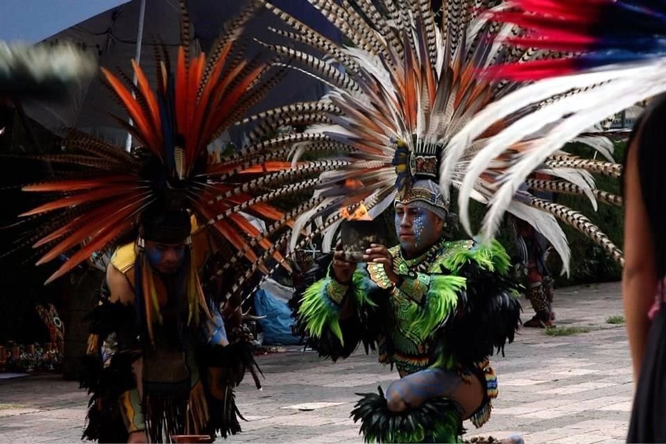 La ofrenda sabatina de los danzantes es para tletl, el fuego. En la comunión suelen participar también los espectadores.