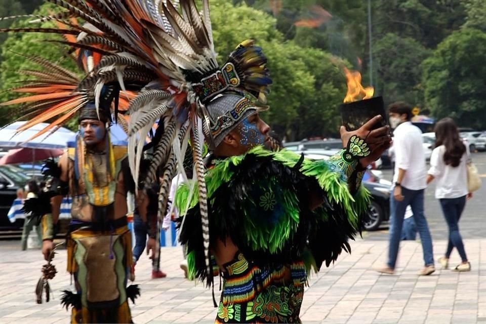 La ofrenda sabatina de los danzantes es para tletl, el fuego. En la comunión suelen participar también los espectadores.