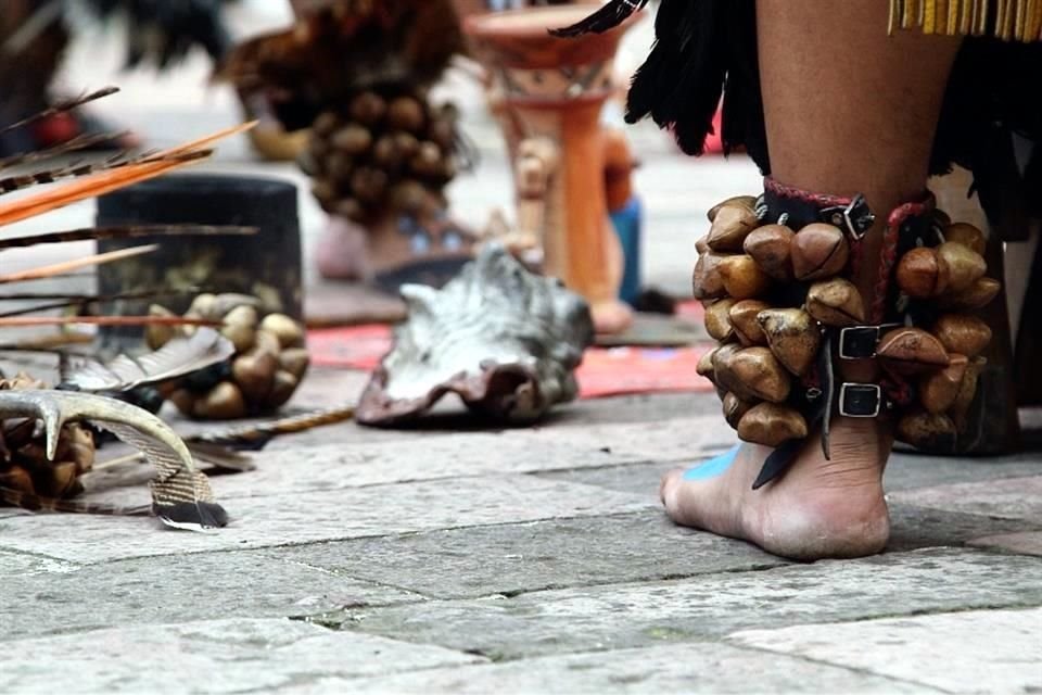 La ofrenda sabatina de los danzantes es para tletl, el fuego. En la comunión suelen participar también los espectadores.