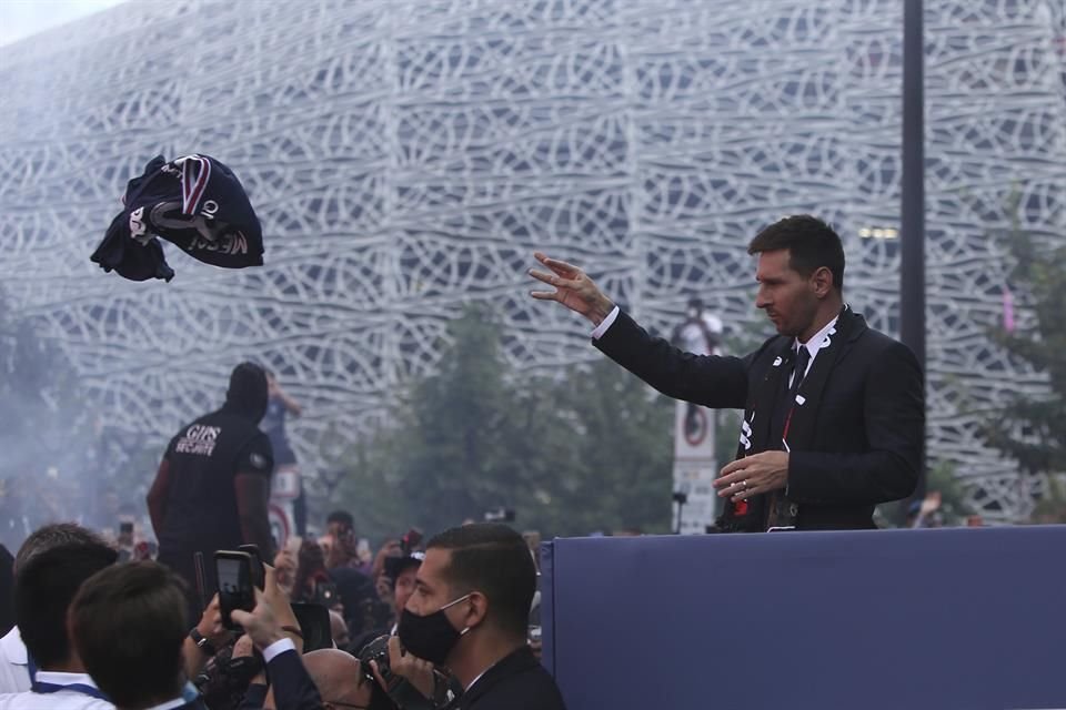 AL final de la presentación, Messi salió para saludar a los aficionados.