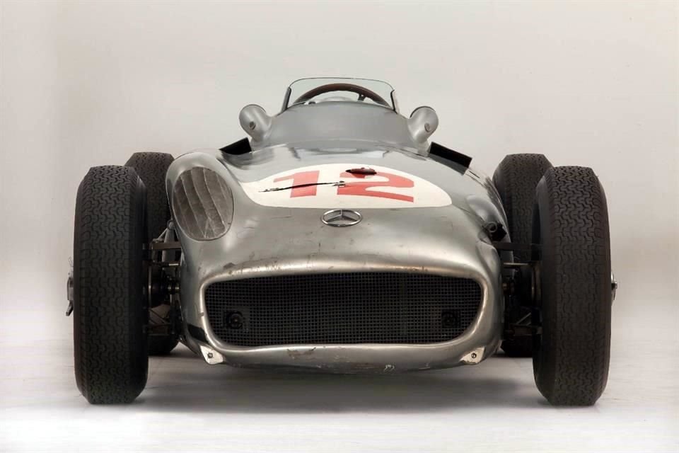 'Siempre hay que tratar de ser el mejor, pero nunca creerse el mejor' Juan Manuel Fangio.