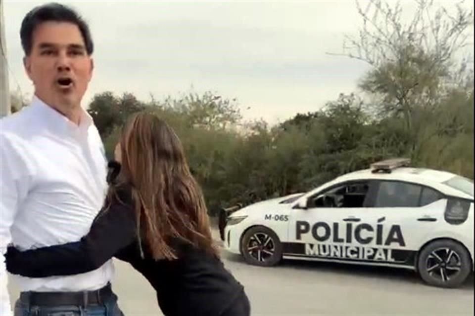 Patricio Zambrano, ex candidato a la Alcaldía regia, acusa a policías del Municipio de Pesquería de amedrentarlo a él y a su esposa.