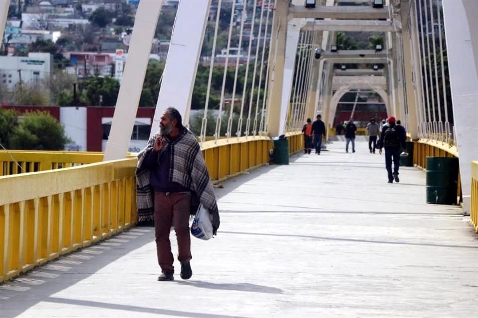 Algunas personas salieron con cobertor encima para mitigar el frío.