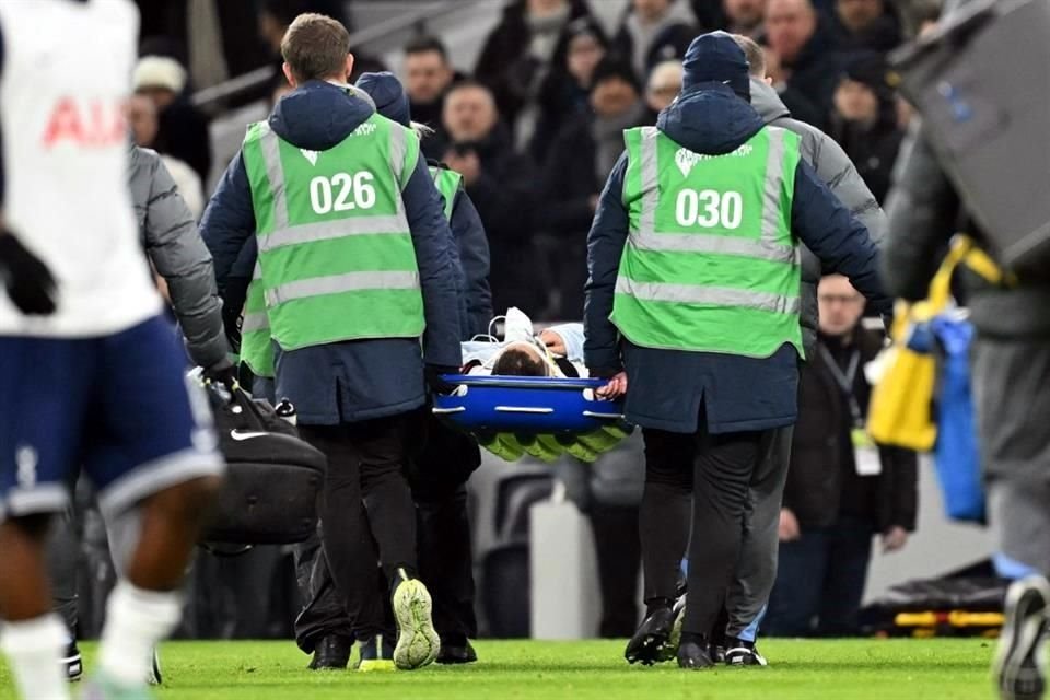 Betancur fue atendido en el campo cerca de 10 minutos.