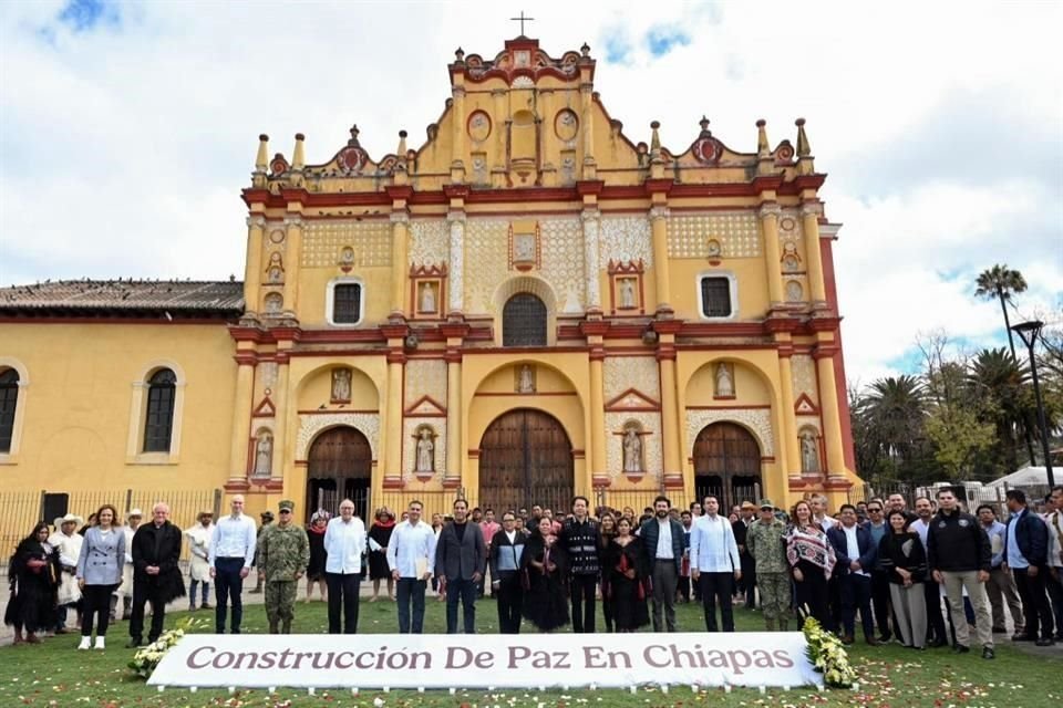 Acudieron a la presentación del plan los titulares de la SSPC y Segob, el Gobernador del estado y mandos militares.