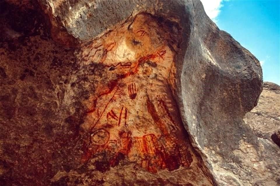 La figura de una mano pintada es la parte que fue extraída. Así lucían los vestigios antes del robo.