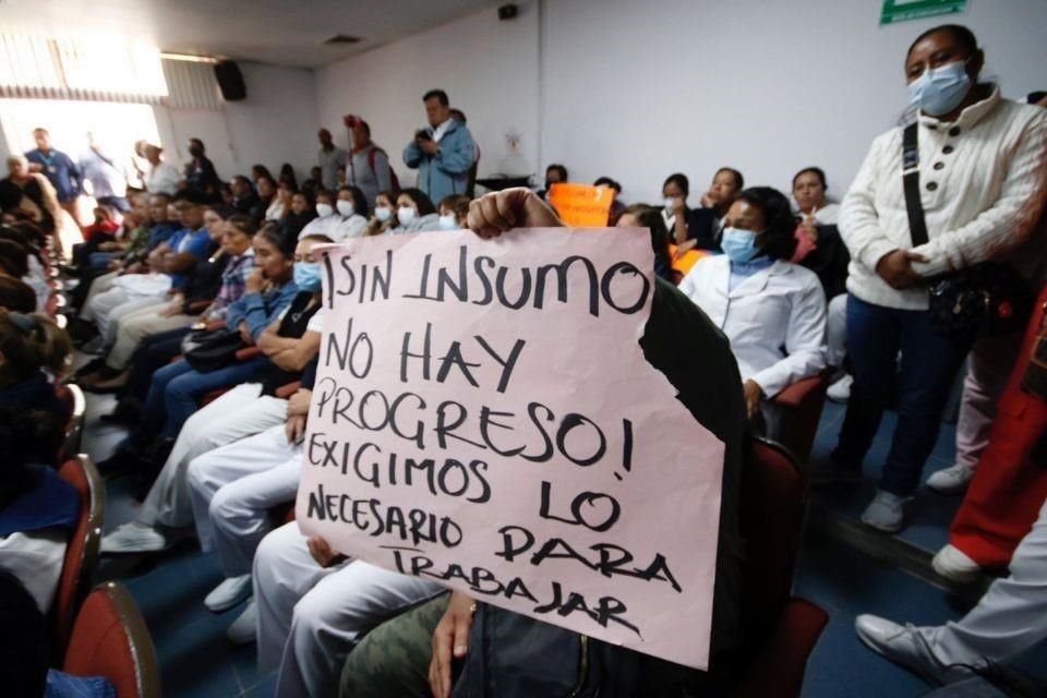 Familiares de pacientes del Hospital General 'Aurelio Valdivieso' en Oaxaca clamaron por ayuda a la Presidenta Claudia Sheinbaum por falta de agua e insumos básicos.