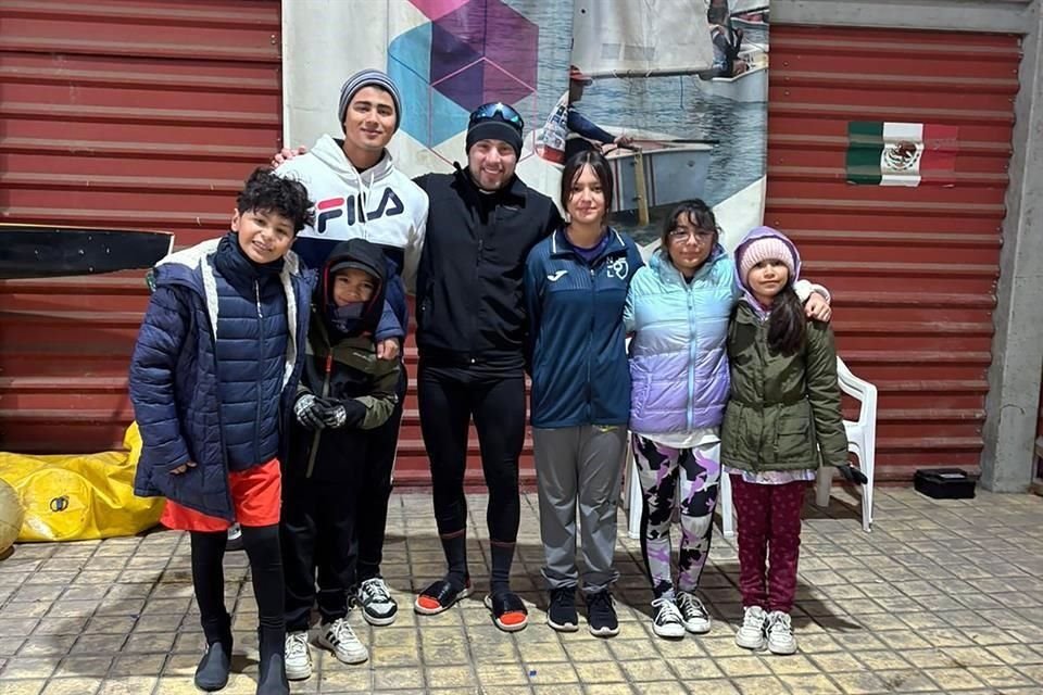 El kayakista mundial santiaguense Alberto Briones (al centro) motiva a los veleristas antes de cada entrenamiento a pesar del frío.