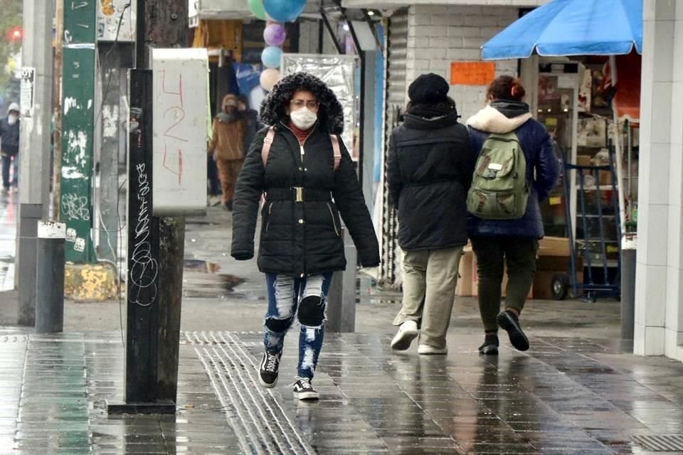  Los paseantes que caminaron por la zona centro sufrieron por la lluvia y el aire helado.