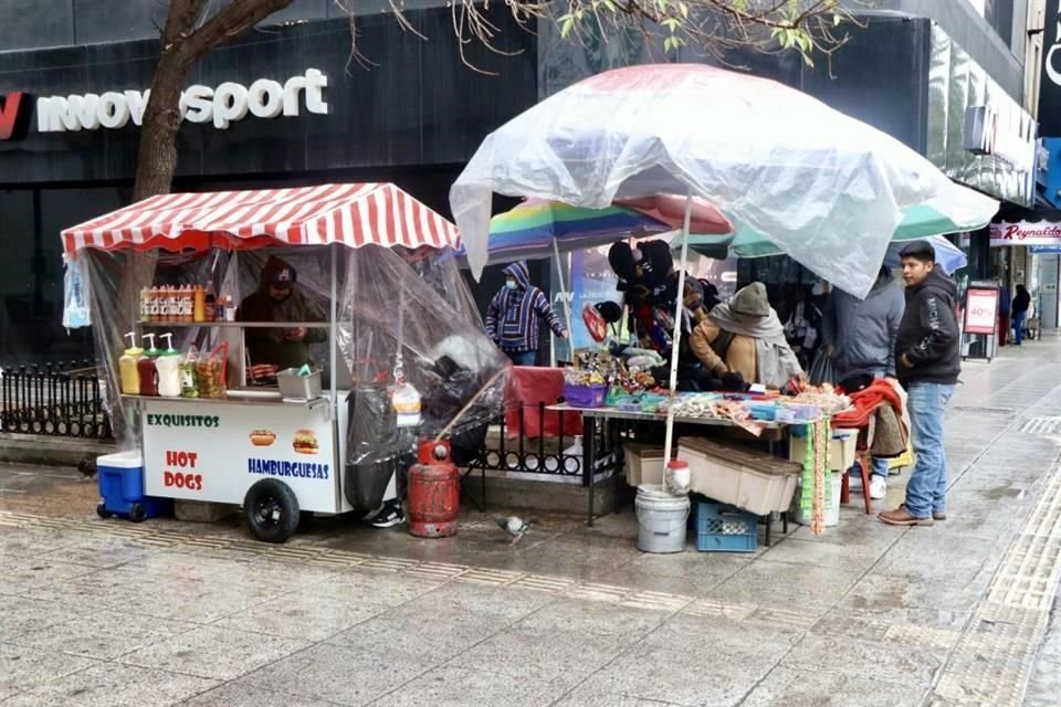 Vendedores ambulantes y negocios se vieron afectados por la falta de clientes.