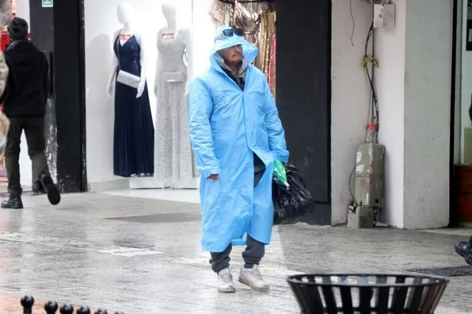  Los paseantes que caminaron por la zona centro sufrieron por la lluvia y el aire helado.