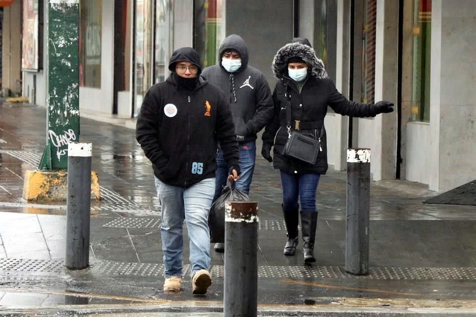  Los paseantes que caminaron por la zona centro sufrieron por la lluvia y el aire helado.