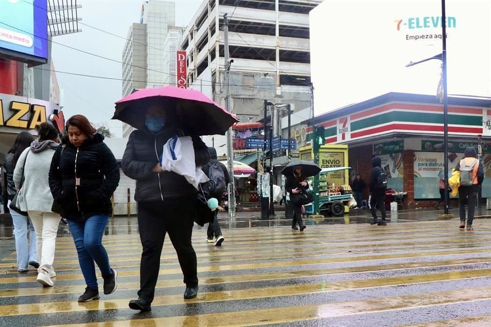  Los paseantes que caminaron por la zona centro sufrieron por la lluvia y el aire helado.