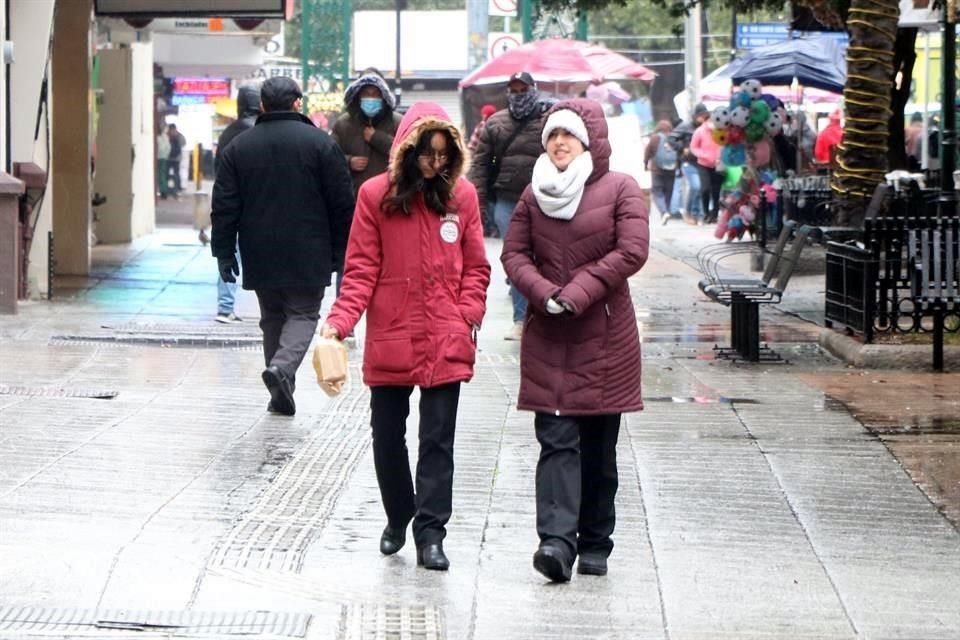  Los paseantes que caminaron por la zona centro sufrieron por la lluvia y el aire helado.