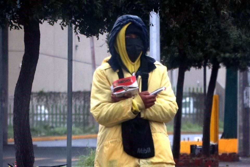  Los paseantes que caminaron por la zona centro sufrieron por la lluvia y el aire helado.