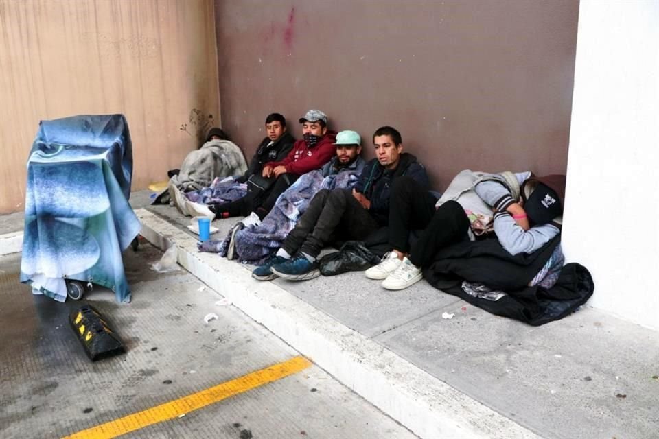  Un grupo de migrantes se quedó a dormir afuera de una farmacia de la Avenida Colón.