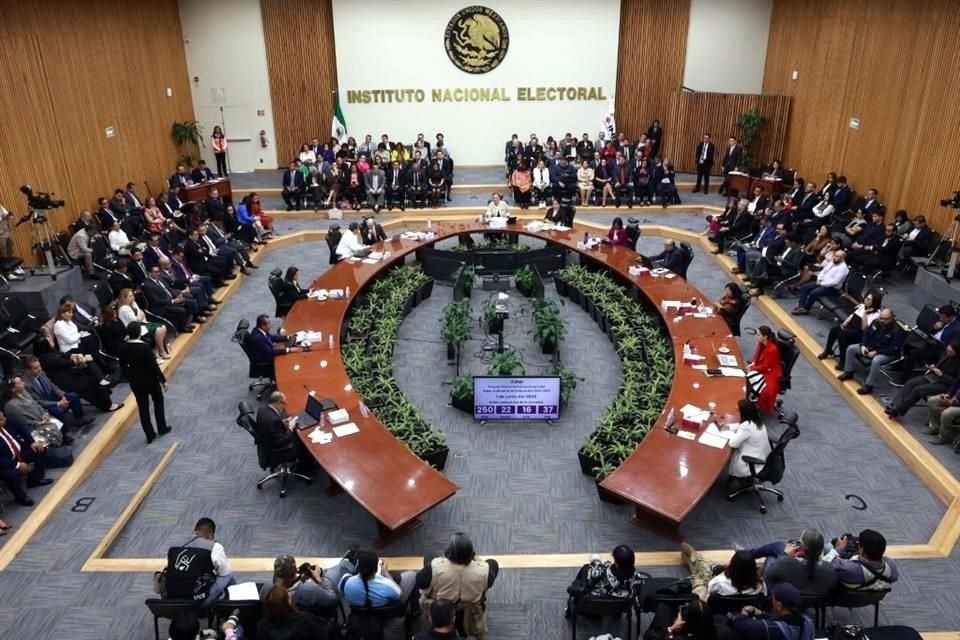 Consejeros del Instituto Nacional Electoral dijeron que no se encuentran facultados para realizar acciones en contra de posibles aspirantes para jueces y ministros que se enuentran realizando campañas adelantadas.