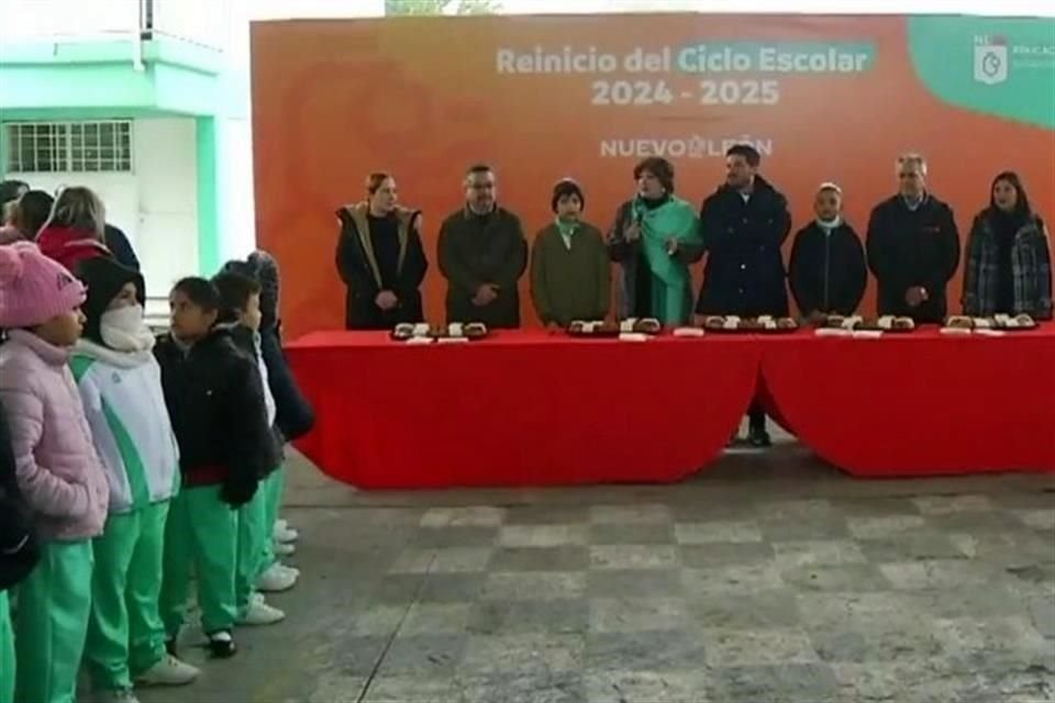 El Gobernador Samuel García encabezó el acto por reapertura del ciclo escolar en la primaria Valentín Canalizo, en San Bernabé.