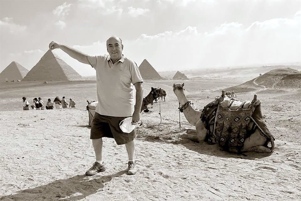 Guillermo Guzmán de la Garza durante un viaje a Egipto