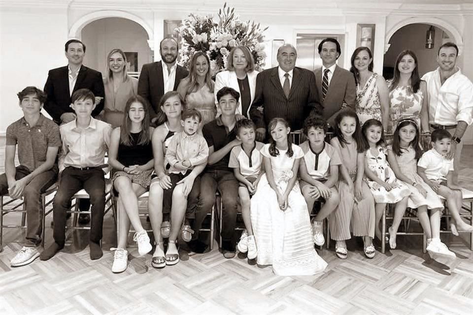 Guillermo Guzmán y Martha Eva Treviño de Guzmán con sus hijos, hijas políticas y nietos