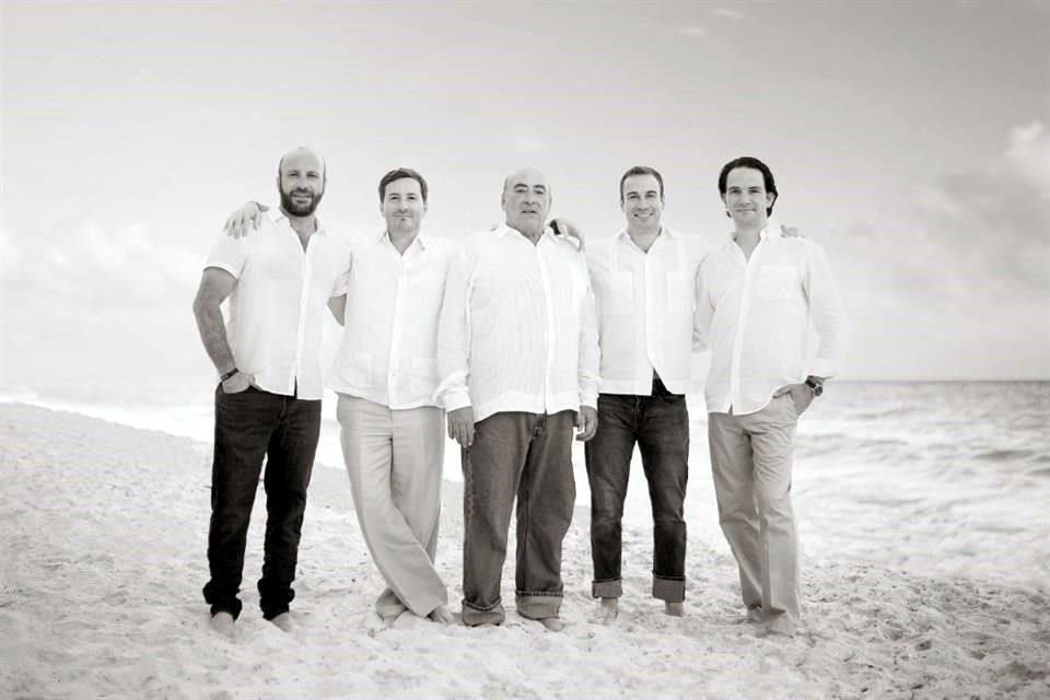 Guillermo Guzmán con sus hijos David, Jorge, Diego y Guillermo