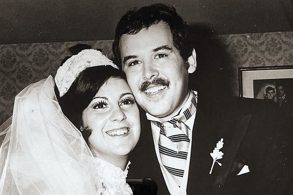 CON SU ESPOSA, Rosalinda Vargas de Leal