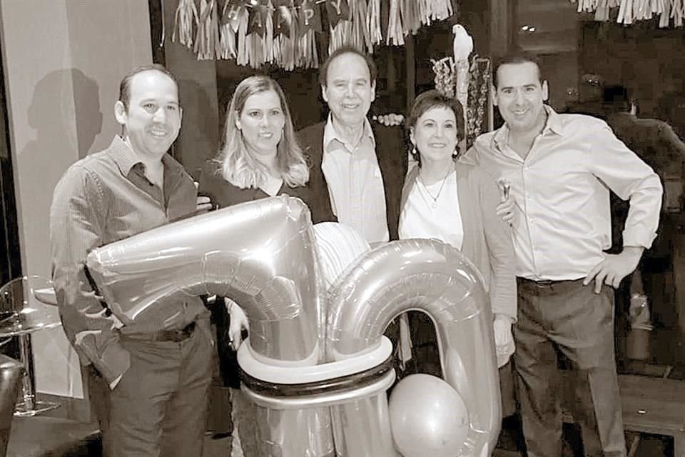 Con su esposa e hijos.  Jaime Francisco Leal  Vargas, Ana Carolina  Leal de Cárdenas, Jaime  Sergio Leal Martínez,  Rosalinda Vargas  de Leal y David Andrés  Leal Vargas, finado.