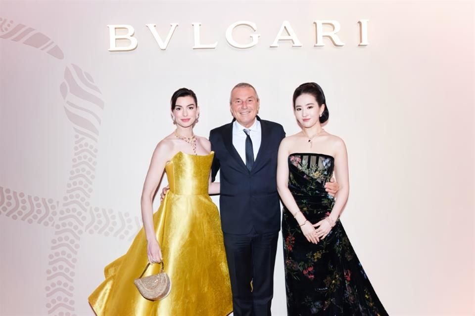 El CEO de Bvlgari, Jean-Christophe Babin y los embajadores globales de la marca Anne Hathaway y Liu Yief lucieron piezas de la colección Serpenti durante la inauguración del evento.