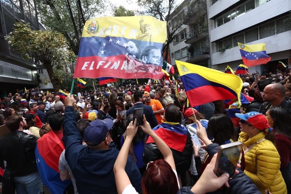 Venezolanos protestaron frente a Embajada de Venezuela en la Ciudad de México.